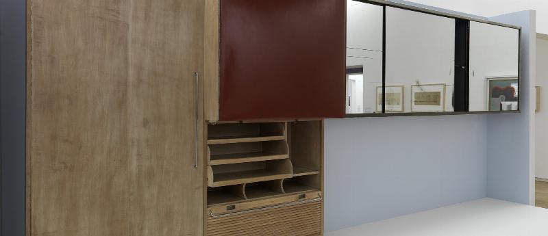 Fauteuil Le Corbusier dans un intérieur moderne avec une décoration française